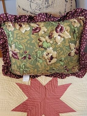 🍁 Harvest Quilted Decorator Pillow 🍁
